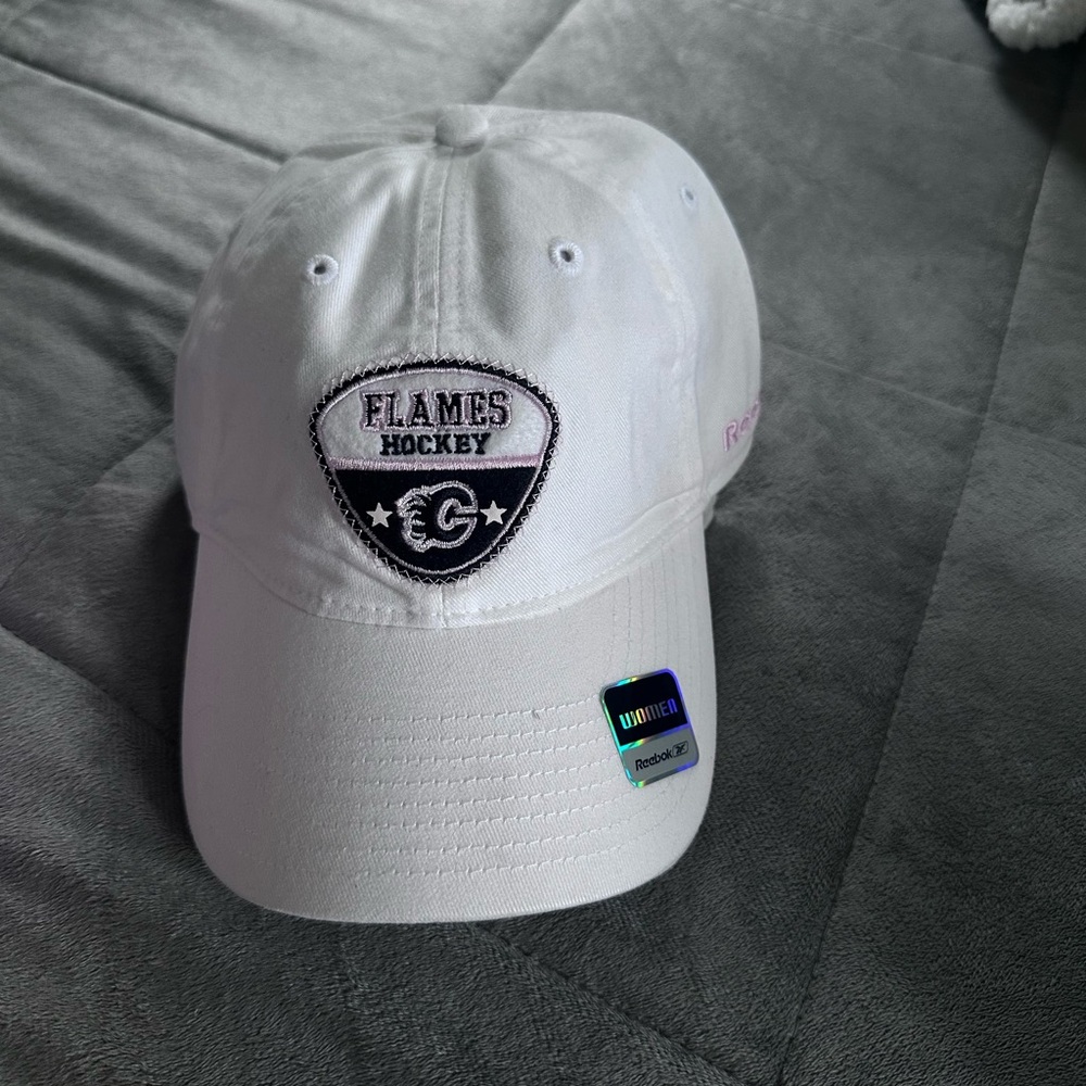 NWOT White Calgary Flames Hockey baseball Cap